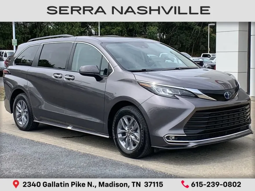 2021 Toyota Sienna XLE photo 1