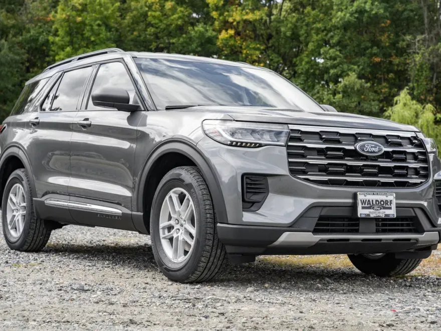 2025 Ford Explorer photo 1