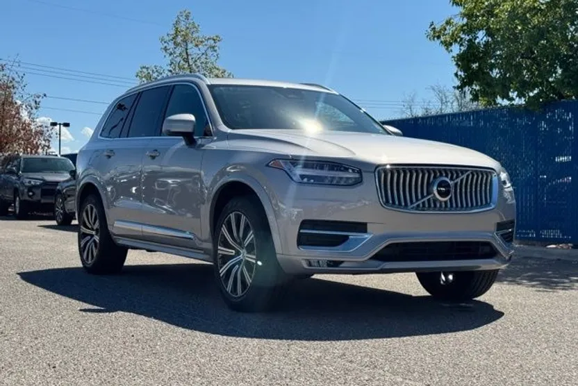 2025 Volvo XC90 B5 Core photo 1