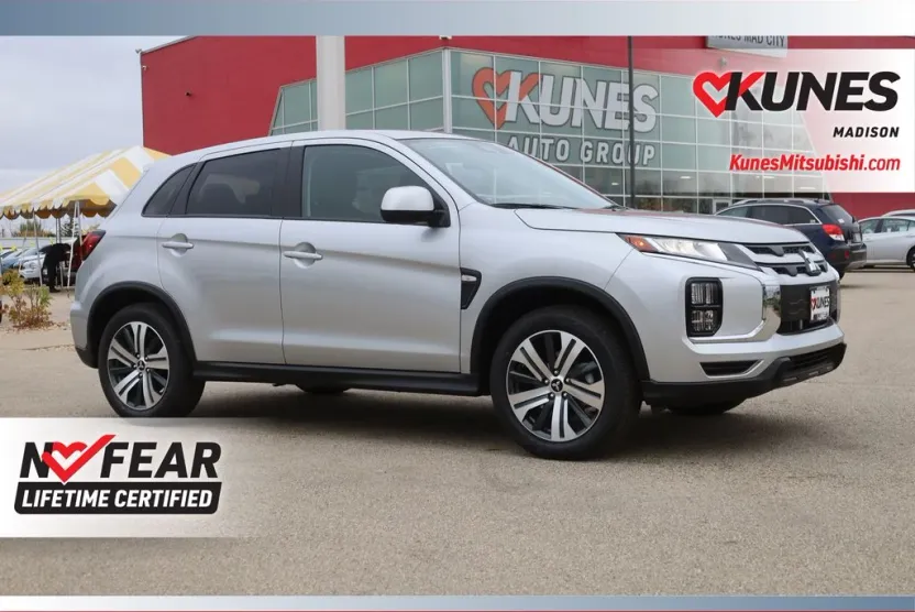 2025 Mitsubishi Outlander Sport ES photo 1