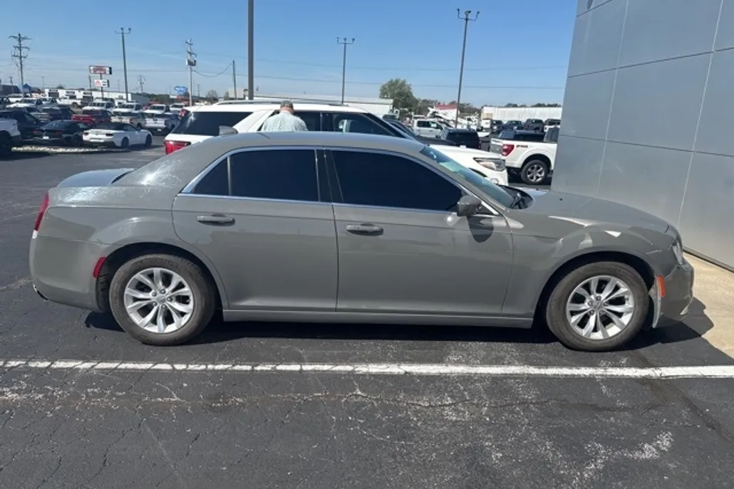 2018 Chrysler 300 Touring photo 1