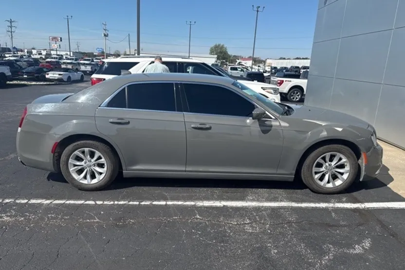 2018 Chrysler 300 Touring photo 1