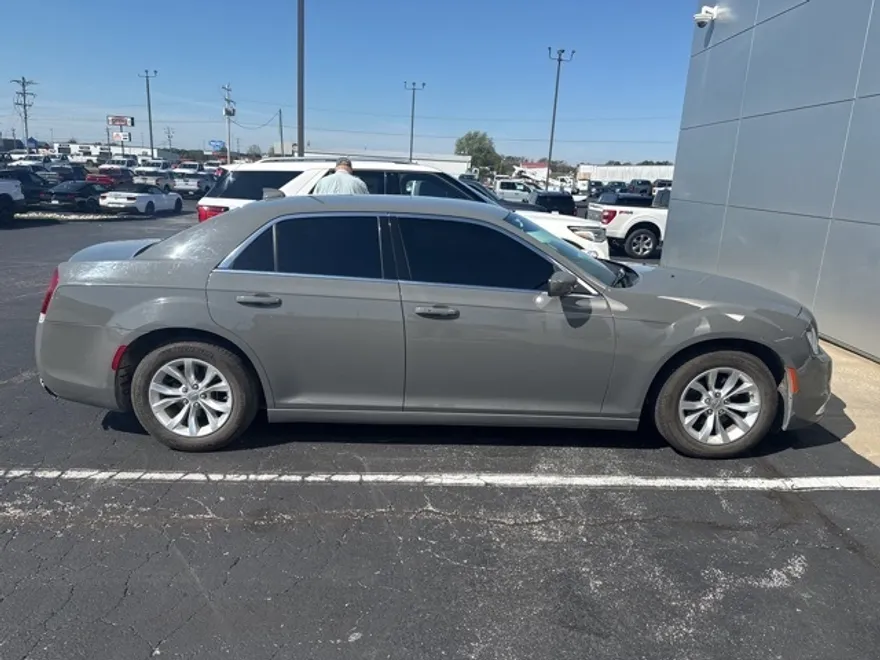 2018 Chrysler 300 Touring photo 1