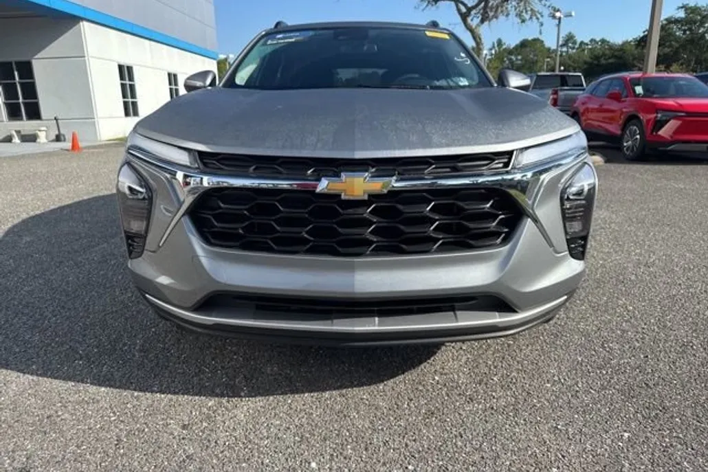 2025 Chevrolet Trax LT photo 1