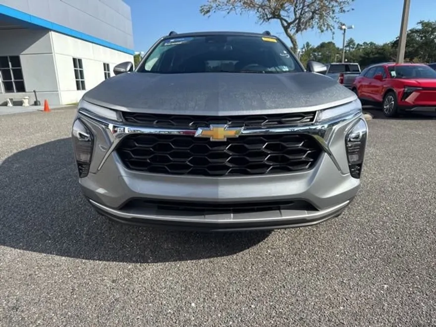 2025 Chevrolet Trax LT photo 1