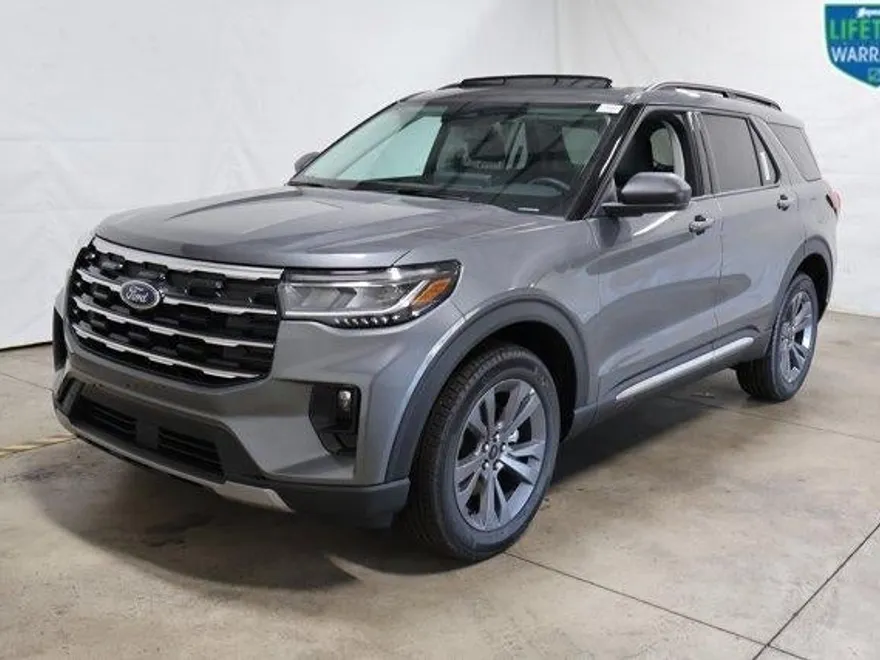 2025 Ford Explorer photo 1