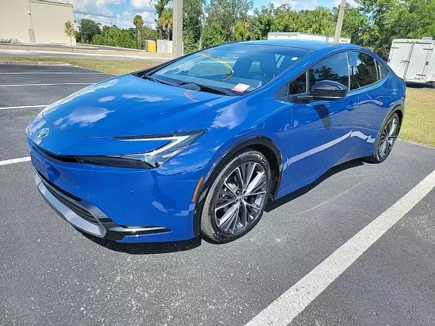 2025 Toyota Prius LE photo 1