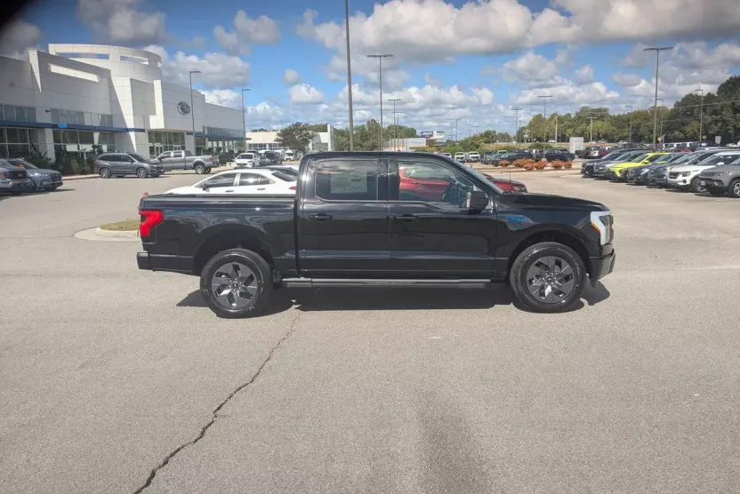 2025 Ford F-150 Lightning photo 1