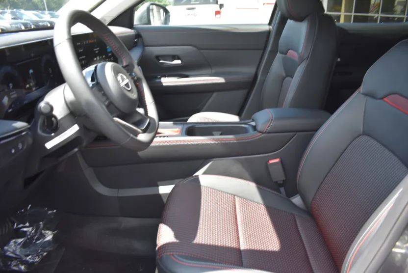 2025 Nissan Kicks SR photo 1