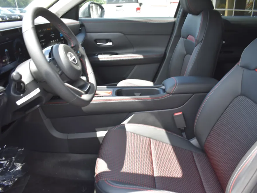 2025 Nissan Kicks SR photo 1