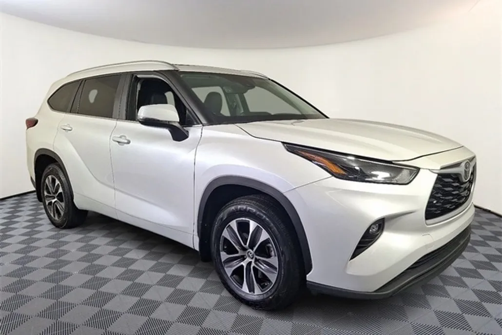 2023 Toyota Highlander XLE photo 1