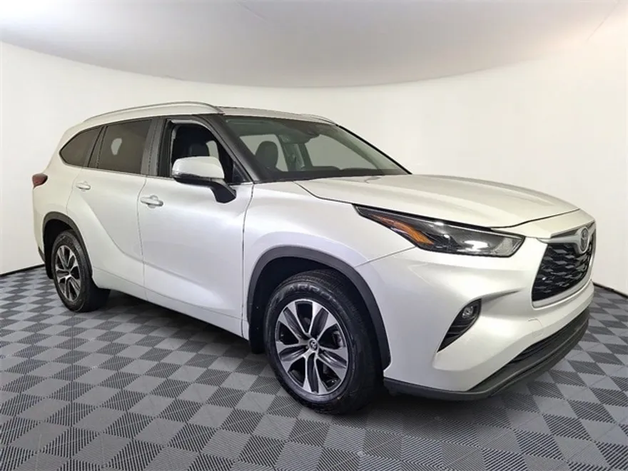 2023 Toyota Highlander XLE photo 1