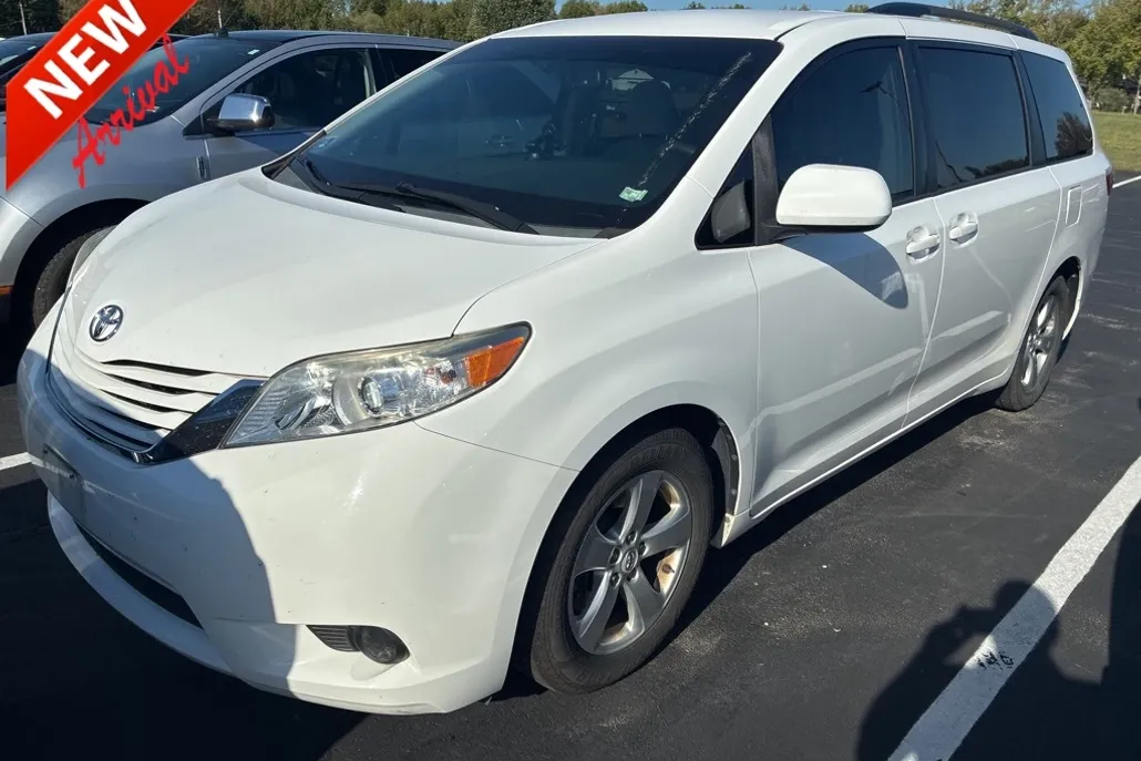 2015 Toyota Sienna L photo 1