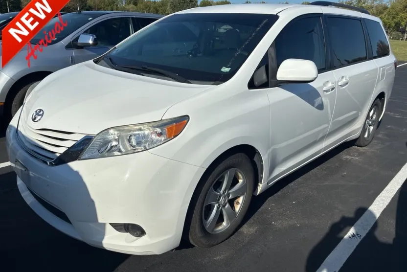 2015 Toyota Sienna L photo 1