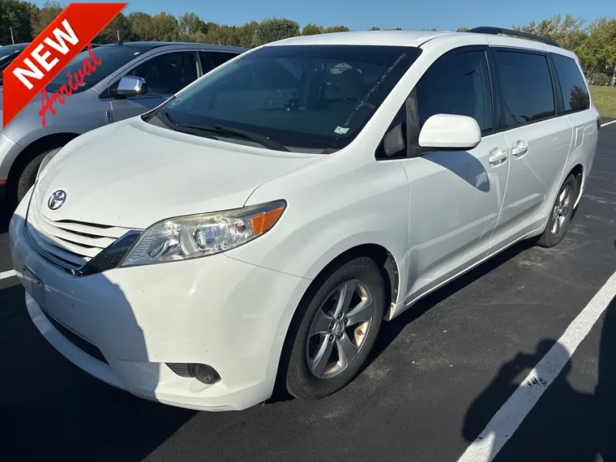 2015 Toyota Sienna L photo 1