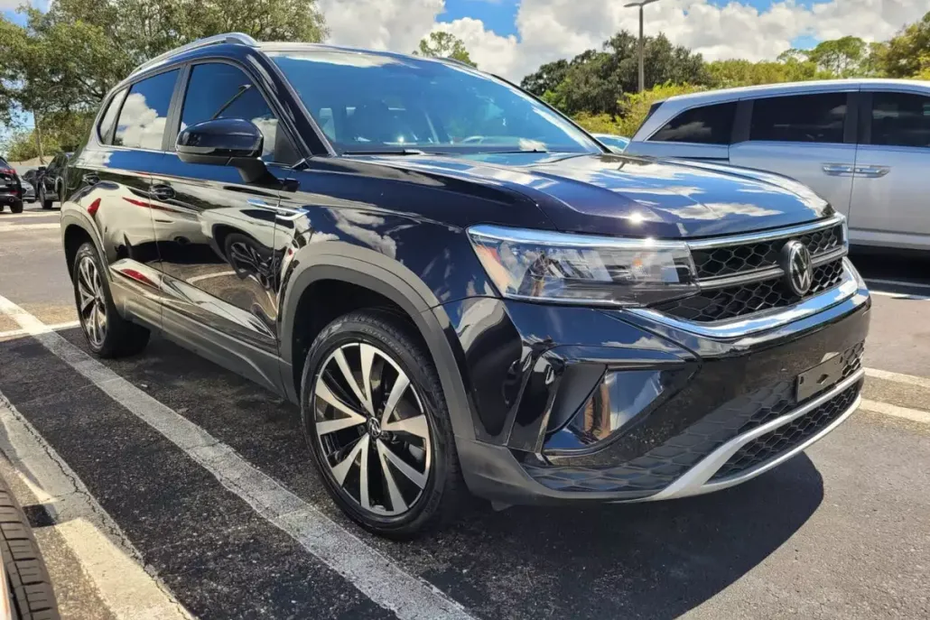 2023 Volkswagen Taos SE photo 1