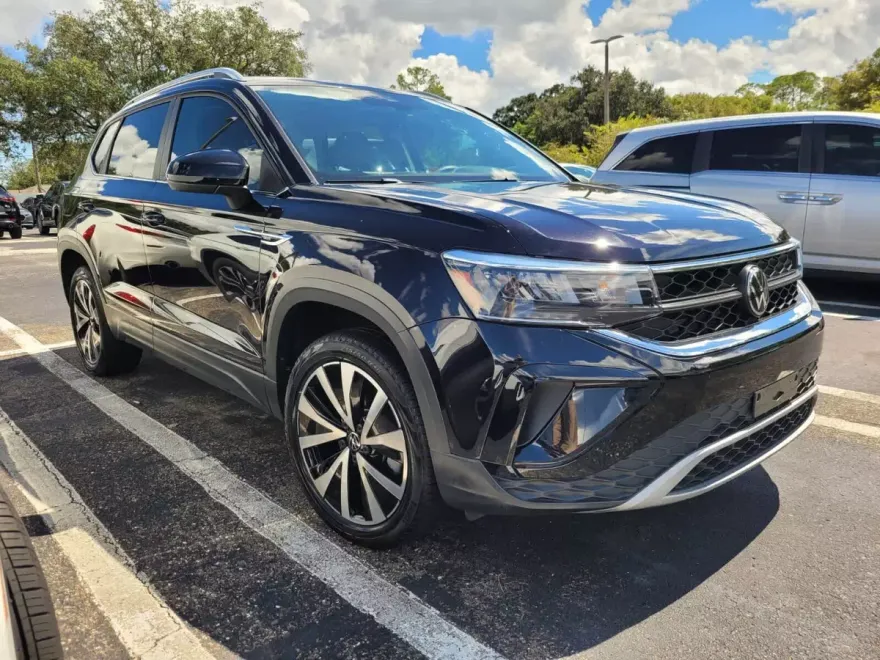 2023 Volkswagen Taos SE photo 1