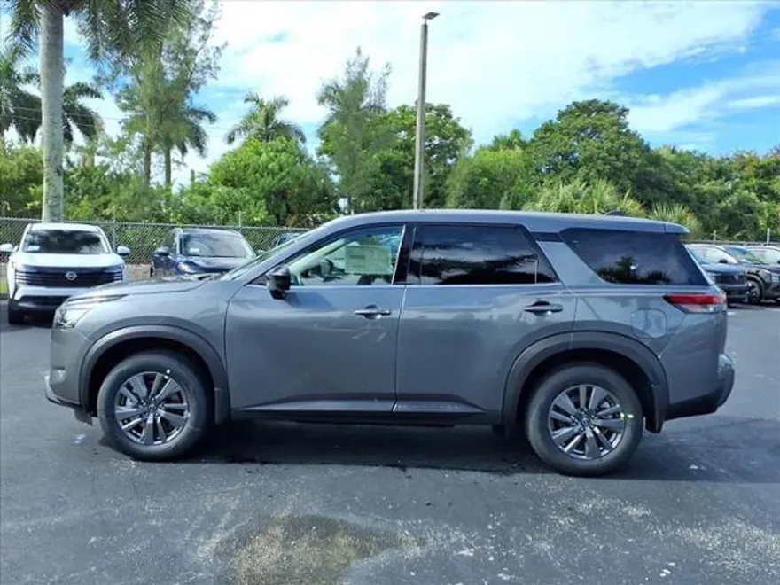 2025 Nissan Pathfinder S photo 2