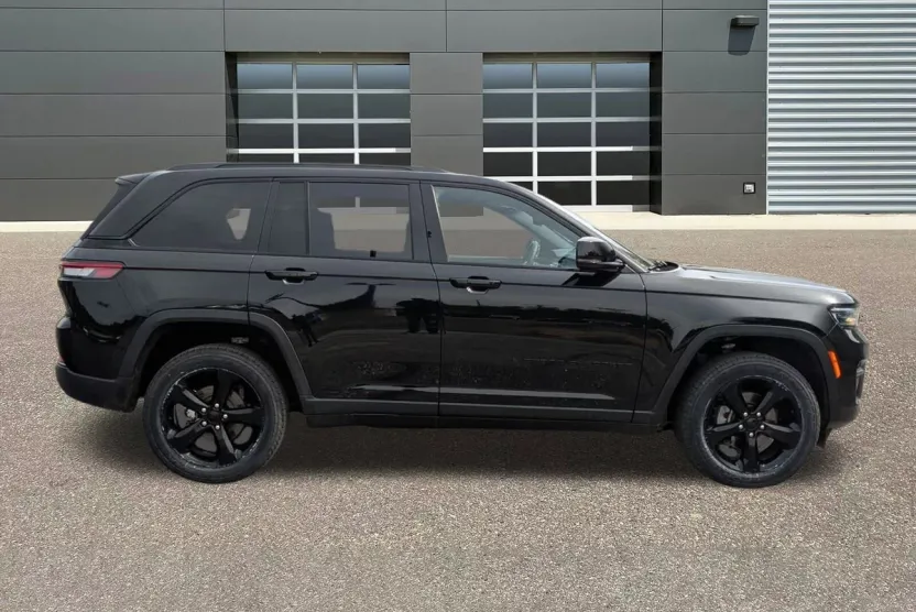 2022 Jeep Grand Cherokee Laredo Altitude photo 1