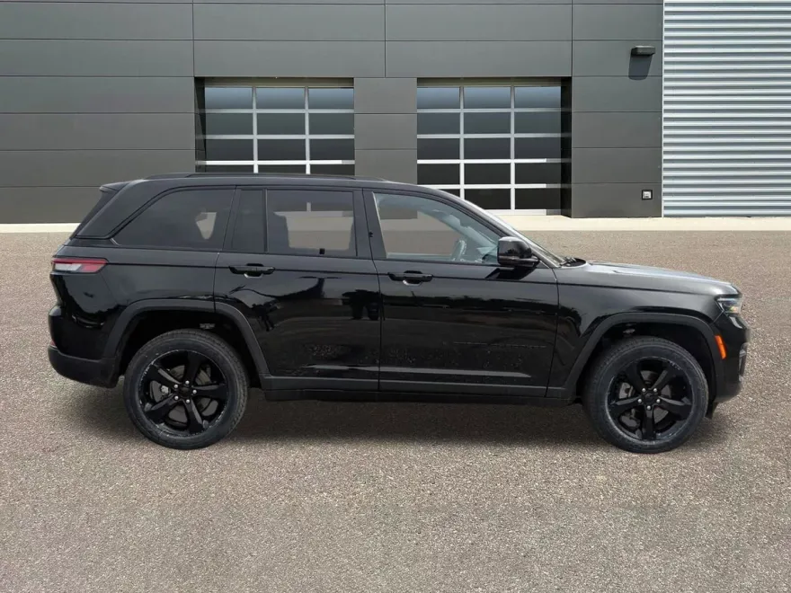 2022 Jeep Grand Cherokee Laredo Altitude photo 1