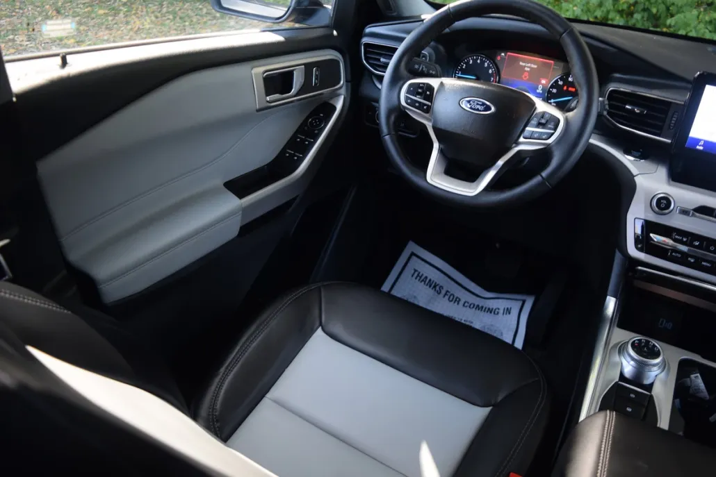 2023 Ford Explorer XLT photo 1