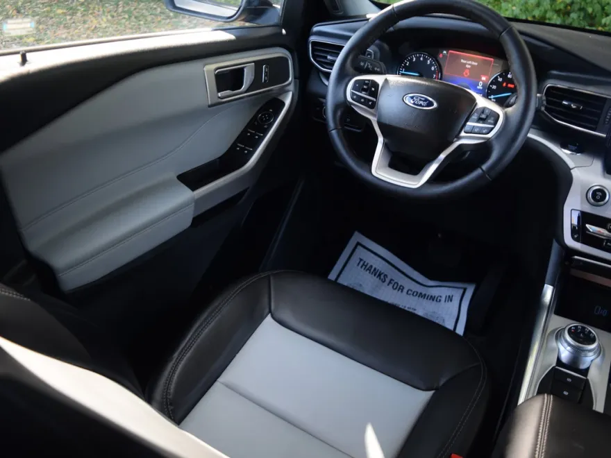 2023 Ford Explorer XLT photo 1