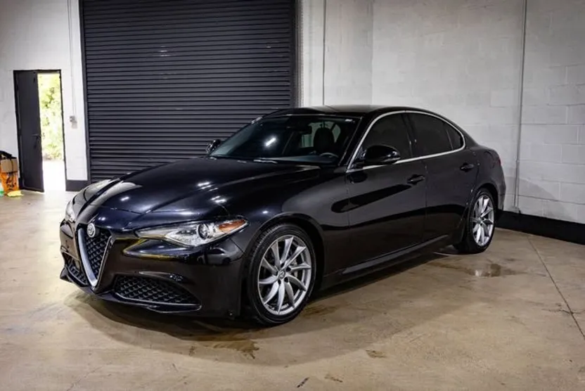 2017 Alfa Romeo Giulia Base photo 1