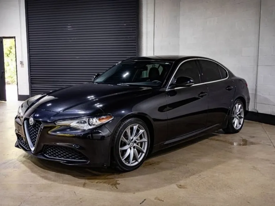 2017 Alfa Romeo Giulia Base photo 1