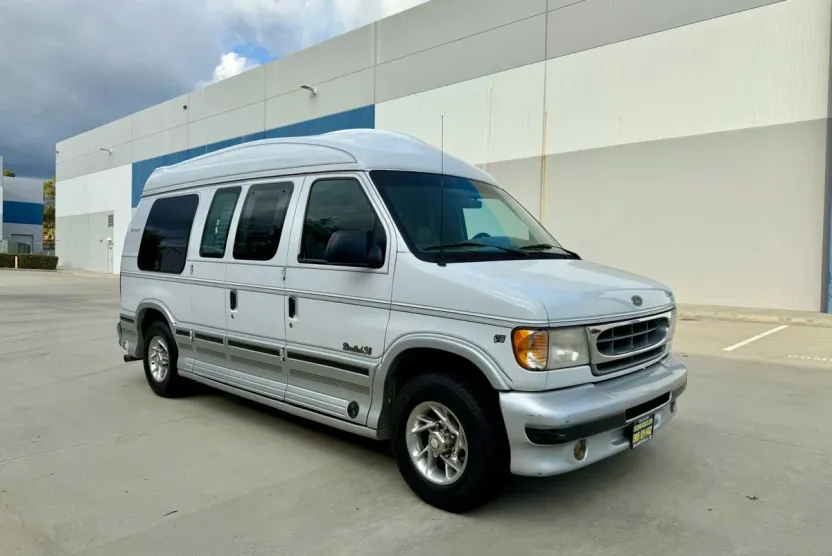 2000 Ford E-250 photo 1