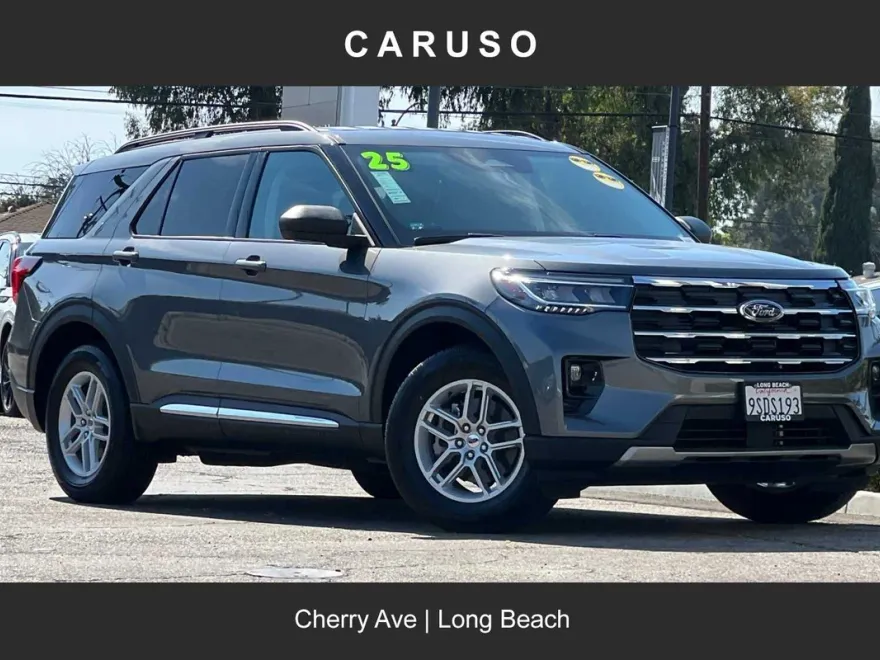 2025 Ford Explorer photo 1