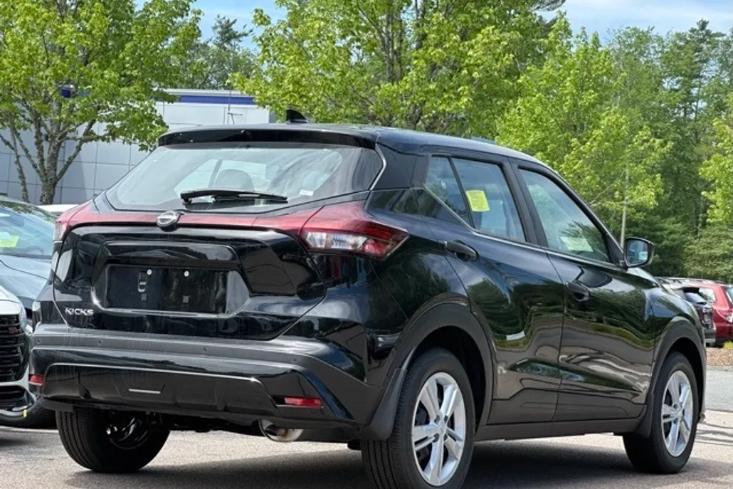 2025 Nissan Kicks Play S photo 1