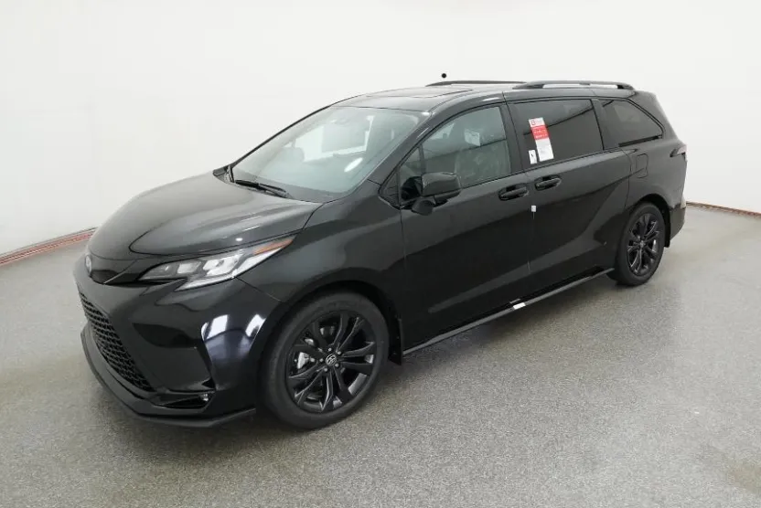 2025 Toyota Sienna XSE photo 1