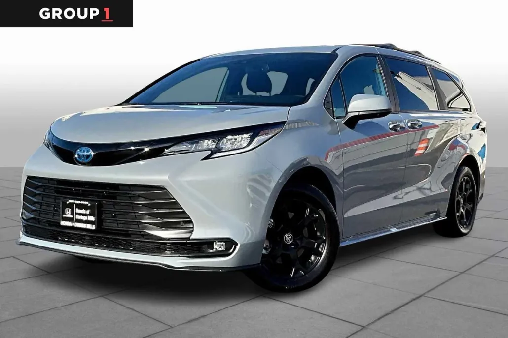 2025 Toyota Sienna Woodland Edition photo 1