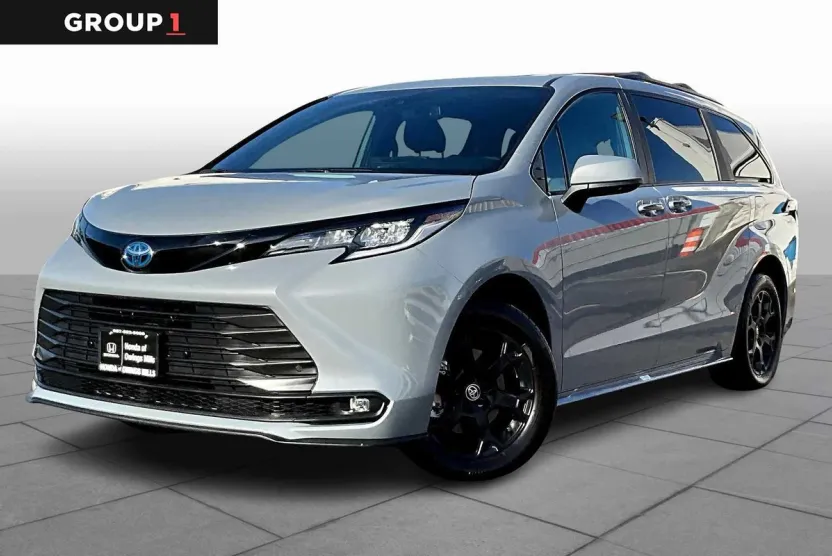 2025 Toyota Sienna Woodland Edition photo 1