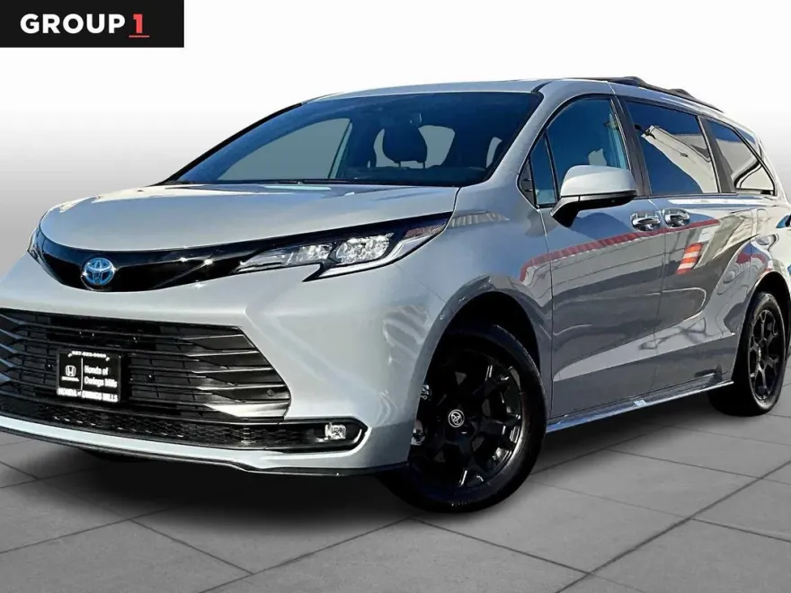 2025 Toyota Sienna Woodland Edition photo 1