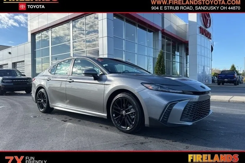 2026 Toyota Camry SE photo 1