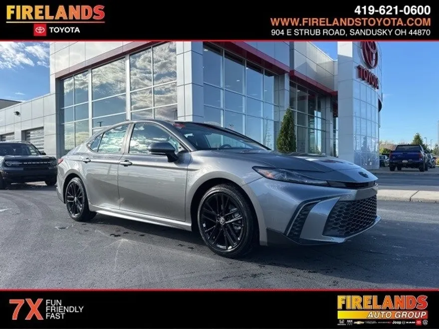 2026 Toyota Camry SE photo 1