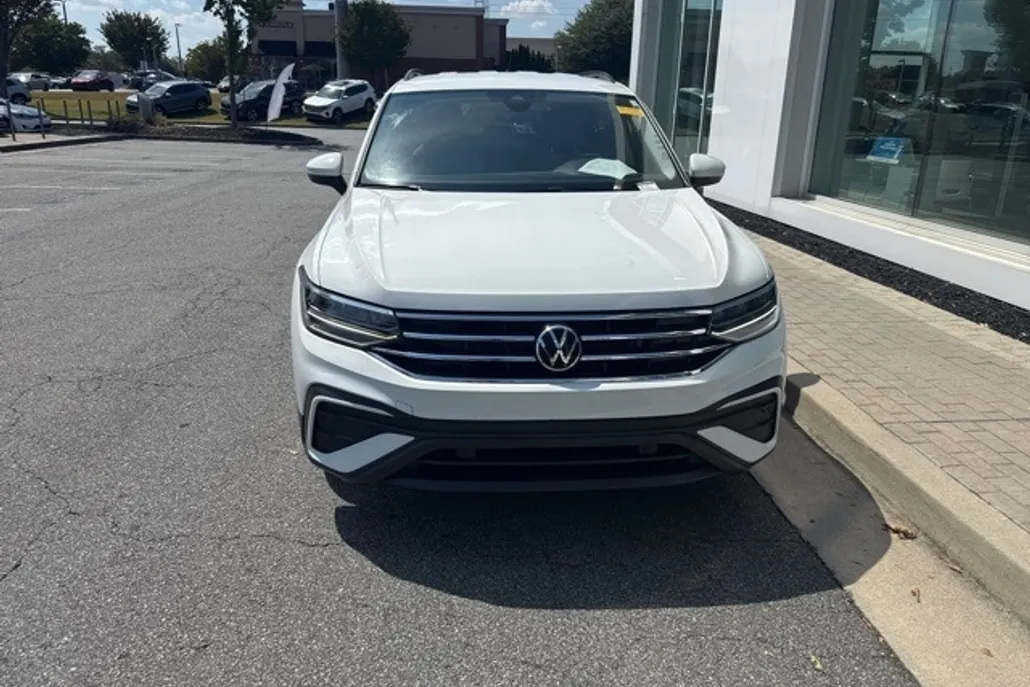 2023 Volkswagen Tiguan S photo 1