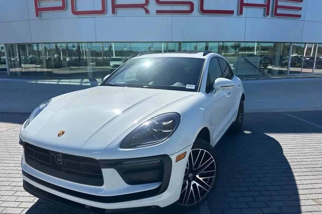 2025 Porsche Macan T photo 1