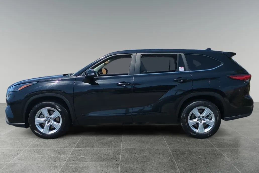 2023 Toyota Highlander LE photo 1