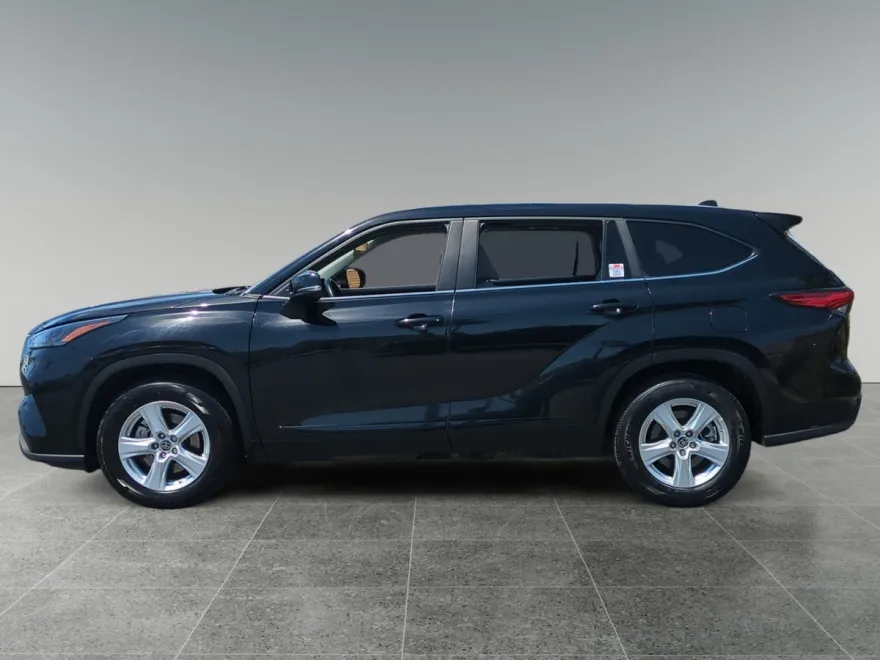 2023 Toyota Highlander LE photo 1
