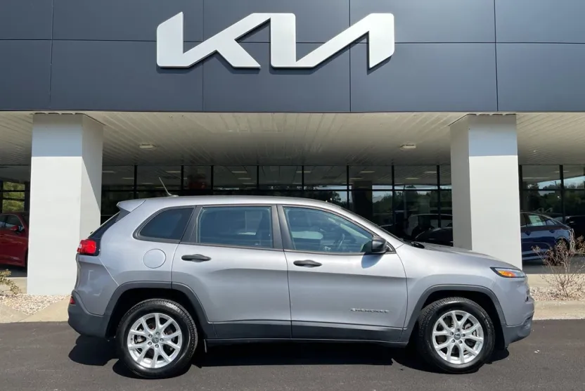 2017 Jeep Cherokee Sport photo 1