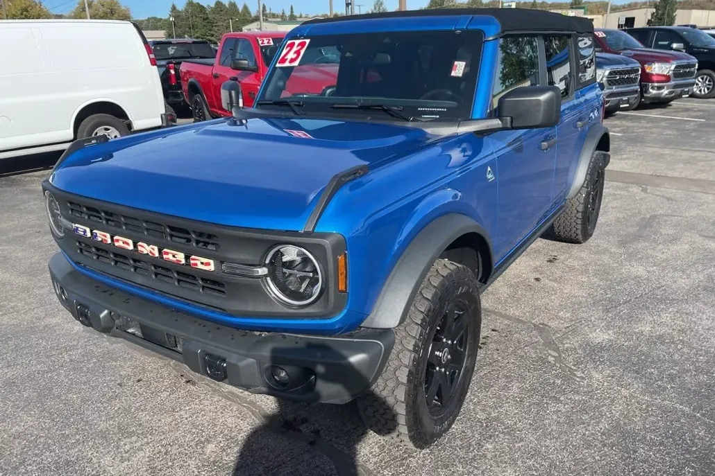 2023 Ford Bronco Black Diamond photo 1