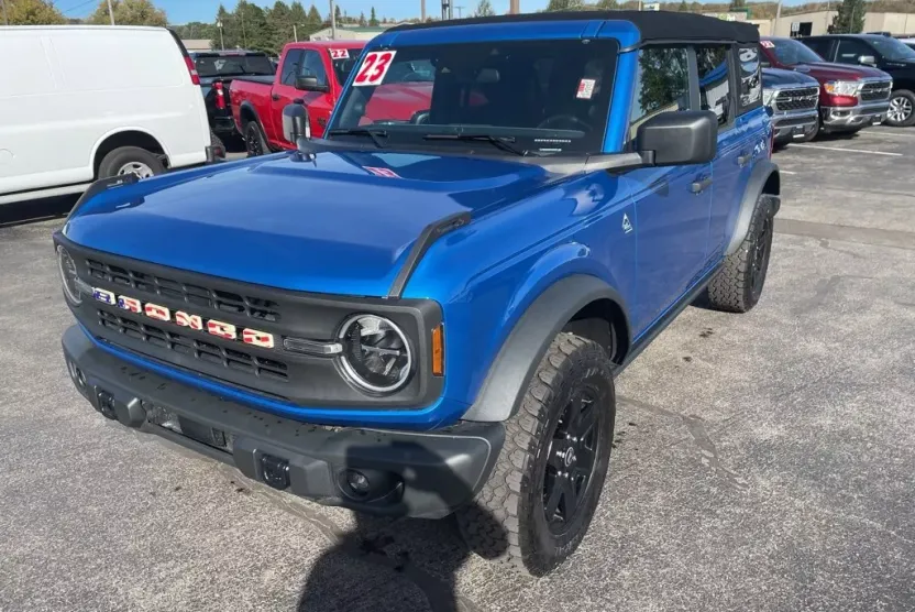 2023 Ford Bronco Black Diamond photo 1