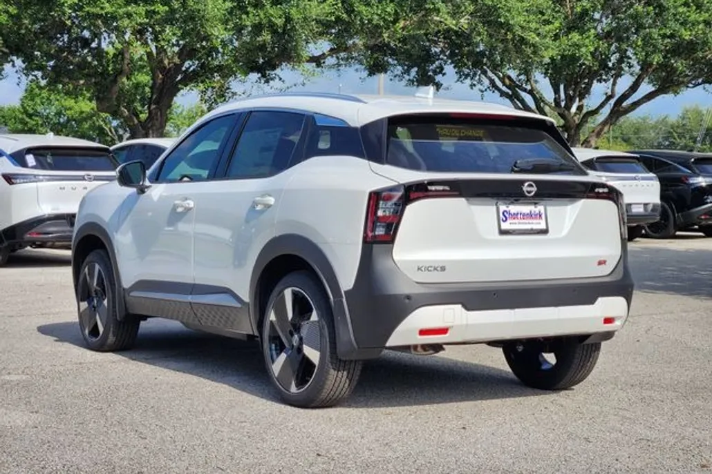 2025 Nissan Kicks SR photo 1