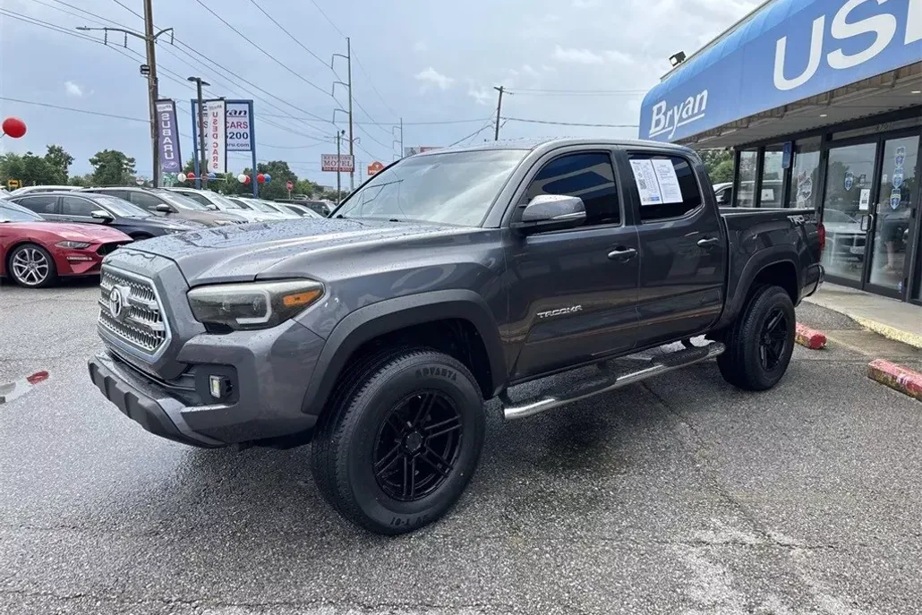 2016 Toyota Tacoma TRD Sport photo 1