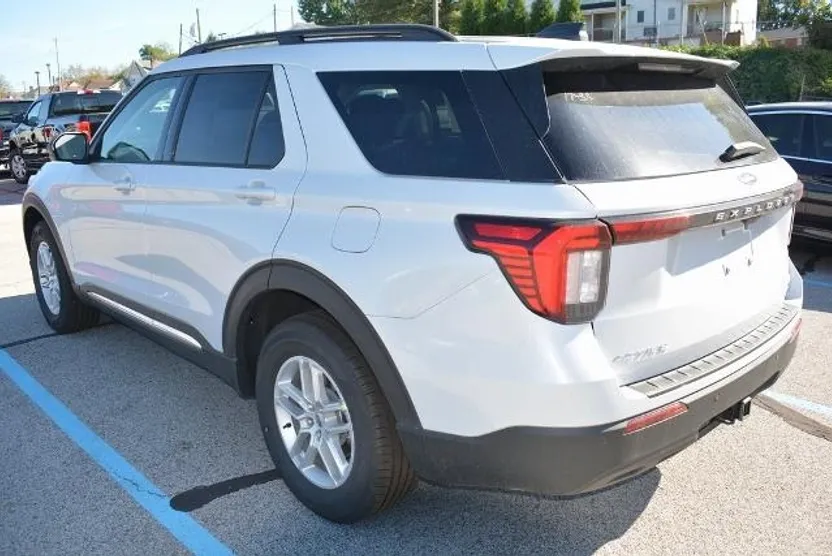 2025 Ford Explorer photo 1