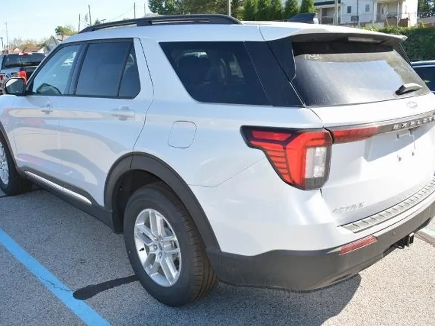 2025 Ford Explorer photo 1