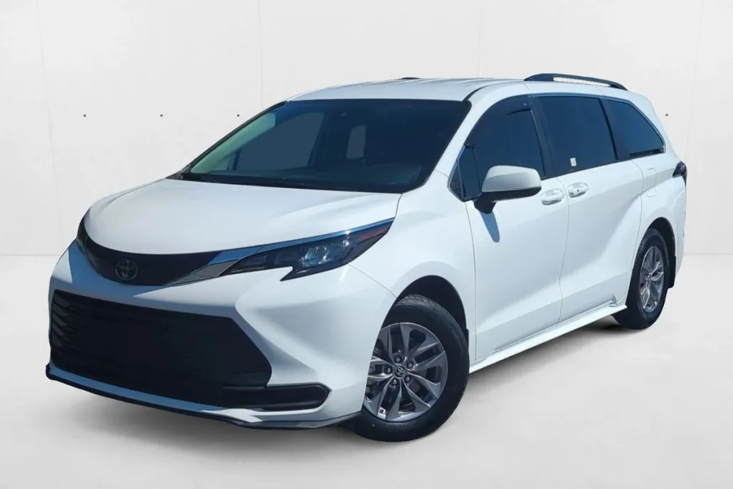 2024 Toyota Sienna LE photo 1