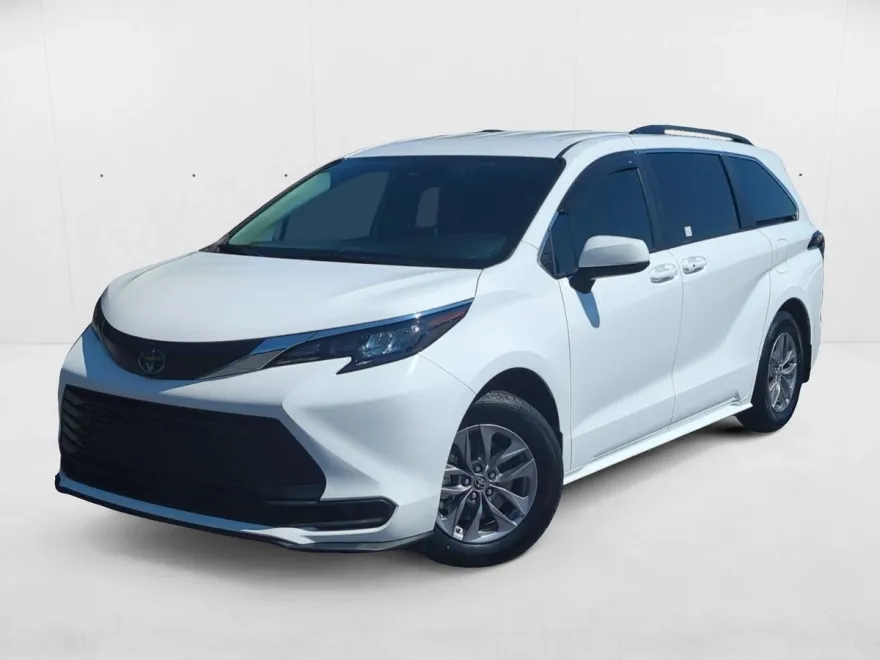 2024 Toyota Sienna LE photo 1